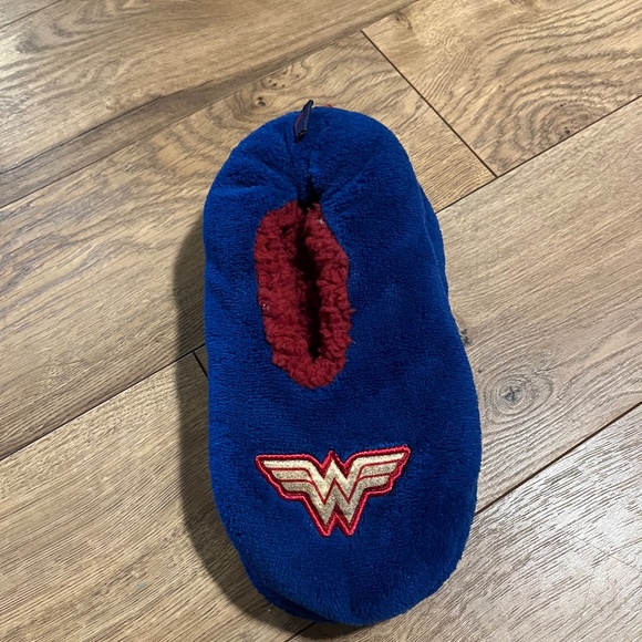 Womens Wonder Woman slippers NWT size 4-10 - Picture 1 of 5